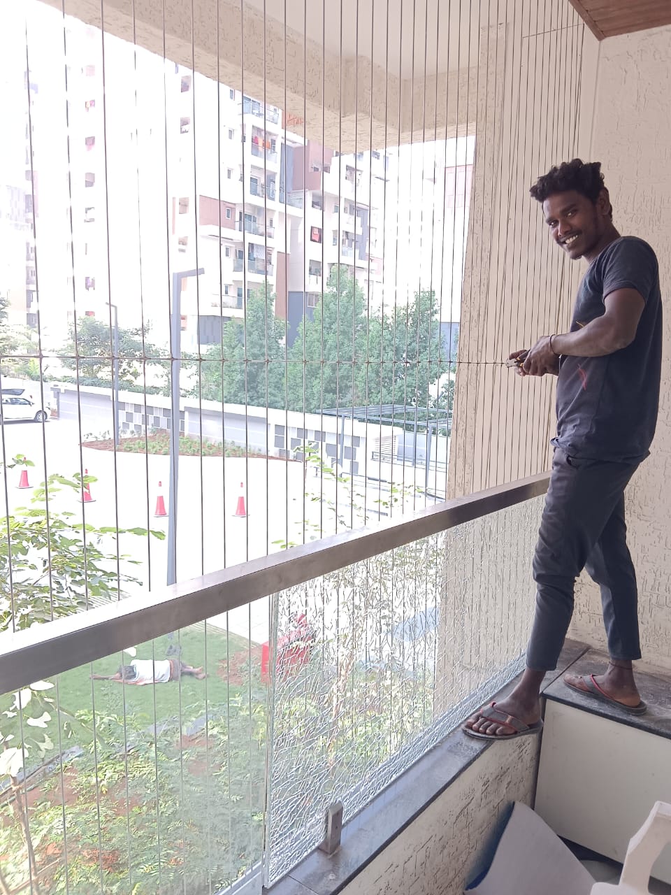 Balcony safety net installation example 2